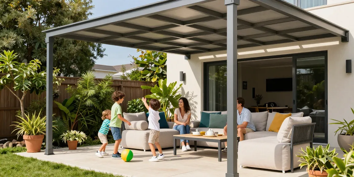 Moderne Terrassenüberdachungen in stilvollem Garten, Familie genießt sonnige Atmosphäre